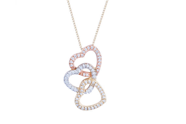 biżuteria złoty naszyjnik w kształcie serca z diamentami. - necklace jewelry heart shape gold zdjęcia i obrazy z banku zdjęć