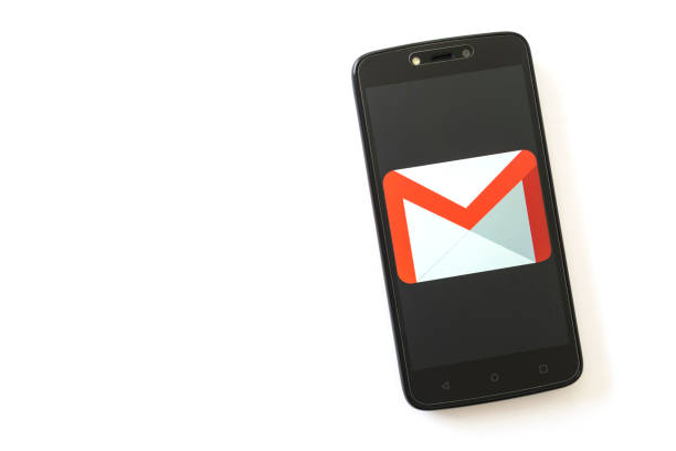 smartphone mit google mail logo auf dem bildschirm zu isoliert auf weißem hintergrund - gmail stock-fotos und bilder