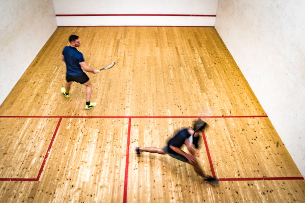 joueurs de squash flou de mouvement - racketball racket ball court photos et images de collection