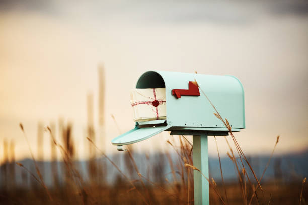 caixa de correio azul esverdeado pastel com pilha de cartas de amor - love letter - fotografias e filmes do acervo
