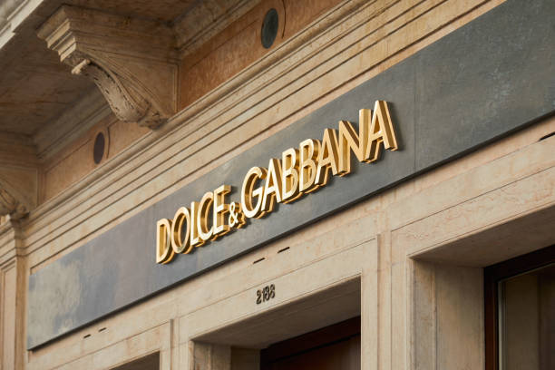 dolce and gabbana golden store sign in venice, italy - dolce & gabbana imagens e fotografias de stock