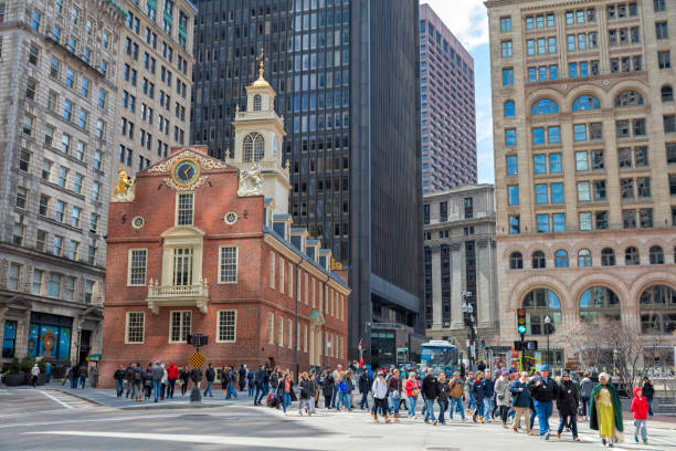 personas caminando en boston, estados unidos - boston declaration of independence history usa fotografías e imágenes de stock