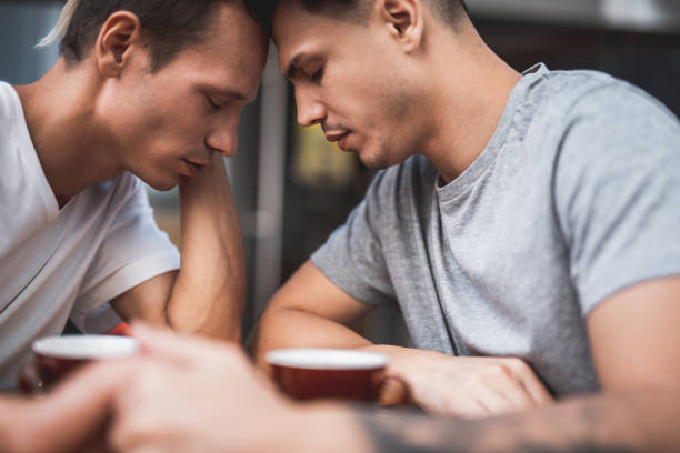 istock Orderly man talking with friend in cafe 1027879234