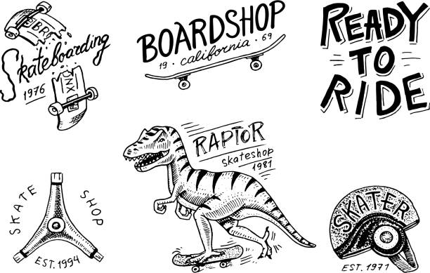 ilustraciones, imágenes clip art, dibujos animados e iconos de stock de conjunto de insignia de las etiquetas de skateboarding. patinador dinosaurio t-rex que rex monta en el tablero... diseño urbano para las divisas, tipografía camiseta de emblemas. boceto dibujado mano grabado en monocromo estilo vintage - tyrannosaur