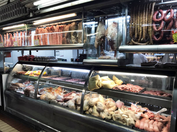 vitrine de viande dans les supermarchés - salumeria photos et images de collection