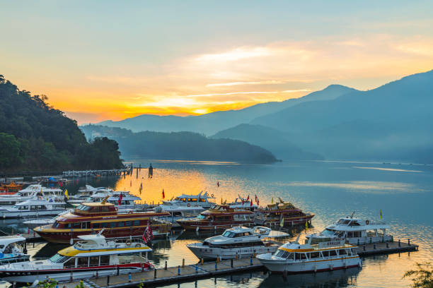 vista del sol luna lago al amanecer - sun moon lake fotografías e imágenes de stock