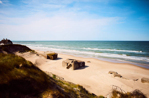 vista de furreby kystbatteri, bunkers de wwii en løkken, jutlandia, dinamarca - løkken fotografías e imágenes de stock