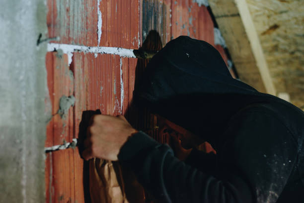 manos de hombre sin hogar que se inclina contra la pared - brick wall homelessness wall begging fotografías e imágenes de stock