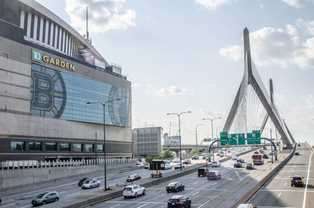 夏の日の中に td ガーデンの野外劇場でレナード p. ザキム バンカー ヒル メモリアル ブリッジ - leonard p zakim bunker hill memorial bridge ストックフォトと画像