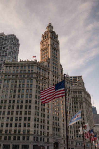 de chicago - american flag architectural feature architecture chicago - fotografias e filmes do acervo