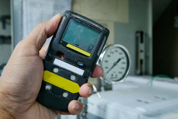 Personal H2S Gas Detector,Check gas leak. Safety concept of safety and security system on offshore oil and gas processing platform, hand hold gas detector for check hydrocarbon leak to protect fire and explosion. detector personal de h2s gas, fuga de gas de verificación. concepto de seguridad del sistema de seguridad y seguridad en el petróleo y la plataforma de procesamiento de gas, detector de gas para comprobar fugas de hidrocarburos proteger a incendio y expl