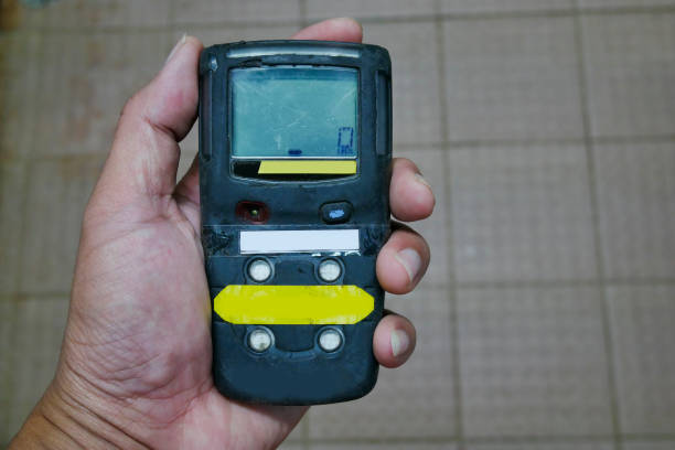 Personal H2S Gas Detector,Check gas leak. Safety concept of safety and security system on offshore oil and gas processing platform, hand hold gas detector for check hydrocarbon leak to protect fire and explosion. detector personal de h2s gas, fuga de gas de verificación. concepto de seguridad del sistema de seguridad y seguridad en el petróleo y la plataforma de procesamiento de gas, detector de gas para comprobar fugas de hidrocarburos proteger a incendio y expl