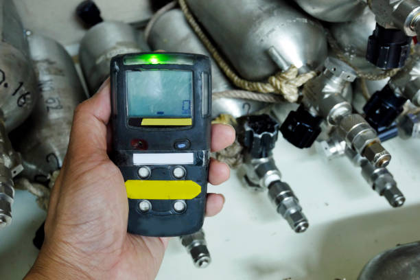 personal h2s gas detector,check gas leak. safety concept of safety and security system on offshore oil and gas processing platform, hand hold gas detector for check hydrocarbon leak to protect fire and explosion. - gas natural gas leaking sensor imagens e fotografias de stock