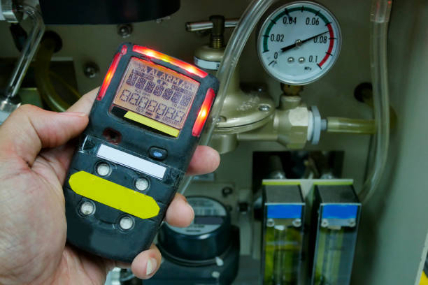 personal h2s gas detector,check gas leak. safety concept of safety and security system on offshore oil and gas processing platform, hand hold gas detector for check hydrocarbon leak to protect fire and explosion. - sulfide imagens e fotografias de stock