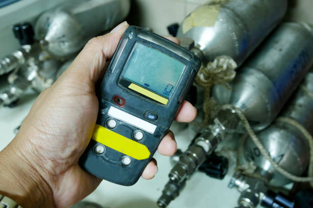 Personal H2S Gas Detector,Check gas leak. Safety concept of safety and security system on offshore oil and gas processing platform, hand hold gas detector for check hydrocarbon leak to protect fire and explosion. detector personal de h2s gas, fuga de gas de verificación. concepto de seguridad del sistema de seguridad y seguridad en el petróleo y la plataforma de procesamiento de gas, detector de gas para comprobar fugas de hidrocarburos proteger a incendio y expl