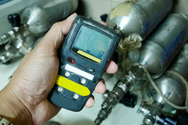 personal h2s gas detector,check gas leak. safety concept of safety and security system on offshore oil and gas processing platform, hand hold gas detector for check hydrocarbon leak to protect fire and explosion. - gas natural gas leaking sensor imagens e fotografias de stock