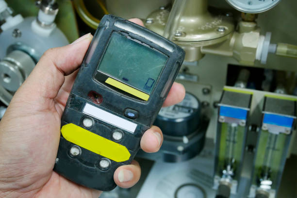 Personal H2S Gas Detector,Check gas leak. Safety concept of safety and security system on offshore oil and gas processing platform, hand hold gas detector for check hydrocarbon leak to protect fire and explosion. detector personal de h2s gas, fuga de gas de verificación. concepto de seguridad del sistema de seguridad y seguridad en el petróleo y la plataforma de procesamiento de gas, detector de gas para comprobar fugas de hidrocarburos proteger a incendio y expl