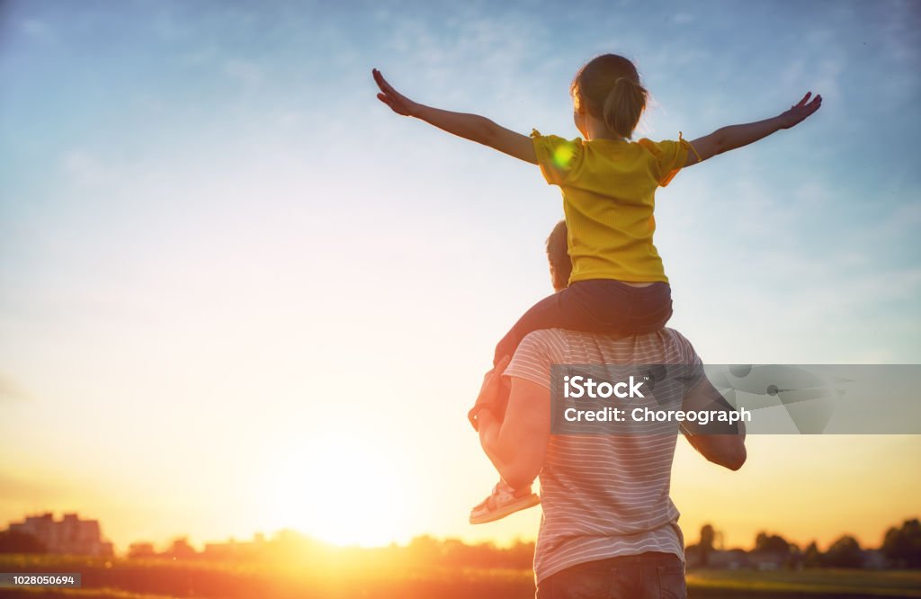 Padre y su hijo tocando juntos - Foto de stock de Familia libre de derechos