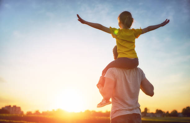 vader en zijn kind samenspelen - zonsopgang stockfoto's en -beelden