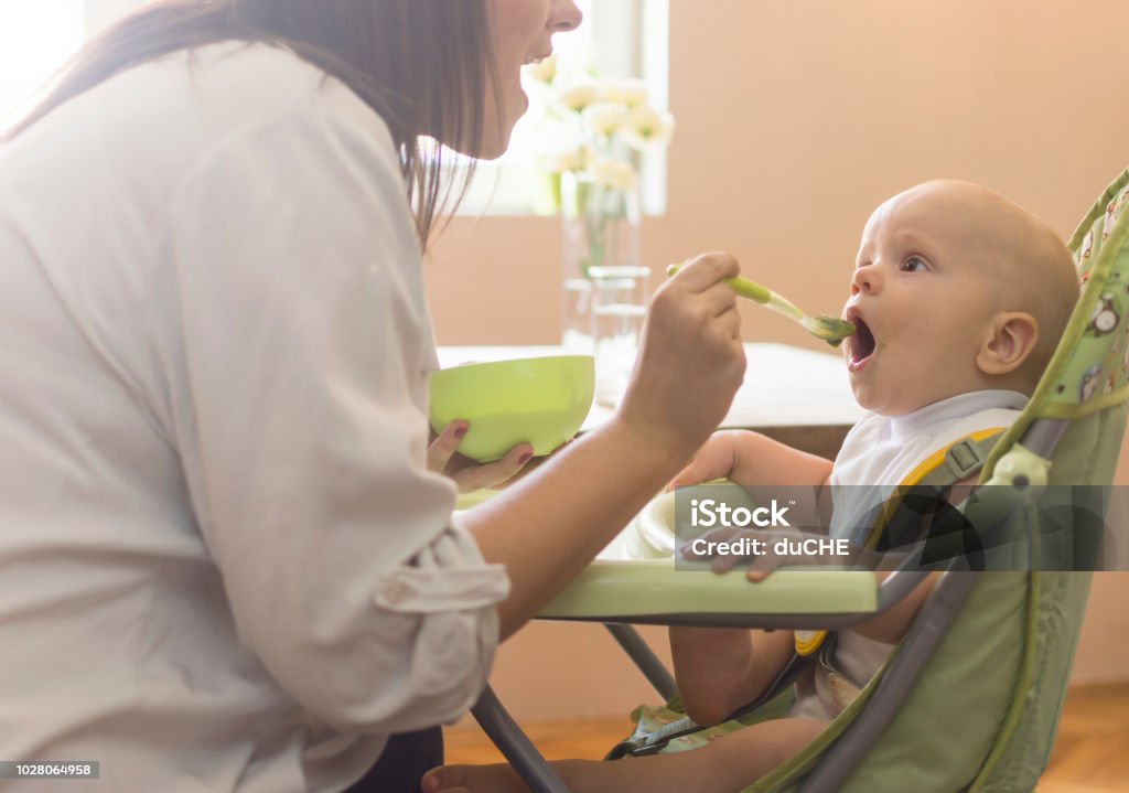 Bebé está desayunando - Foto de stock de Bebé libre de derechos