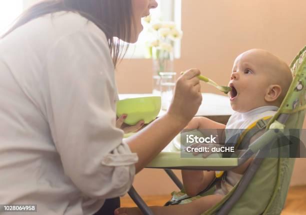 Bebé Está Desayunando Foto de stock y más banco de imágenes de Bebé - Bebé, Alimentar, Comer