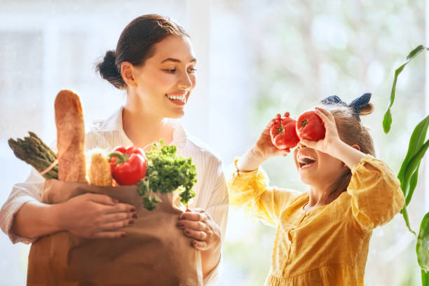 어머니와 딸 잡고 쇼핑 가방 - mother cooking daughter child 뉴스 사진 이미지