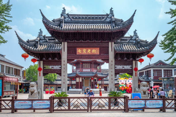 eingangstor der qibao old town in shanghai, china - shanghai temple door china stock-fotos und bilder