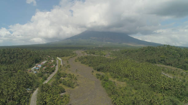 mont mayon vulcano, philippines, luzon - bicol photos et images de collection