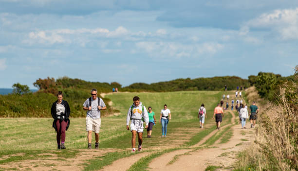 people exploring old harry rocks in dorset - swanage imagens e fotografias de stock