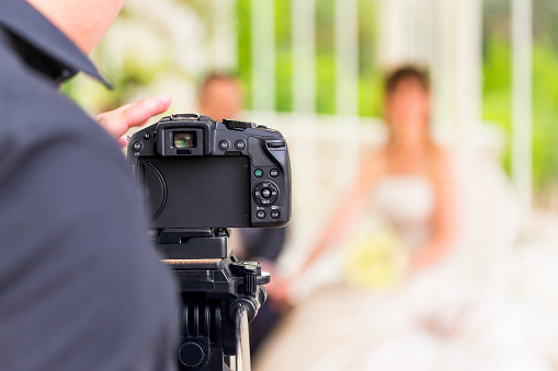 fotógrafo de boda y borrosa pareja para contraer matrimonio photo