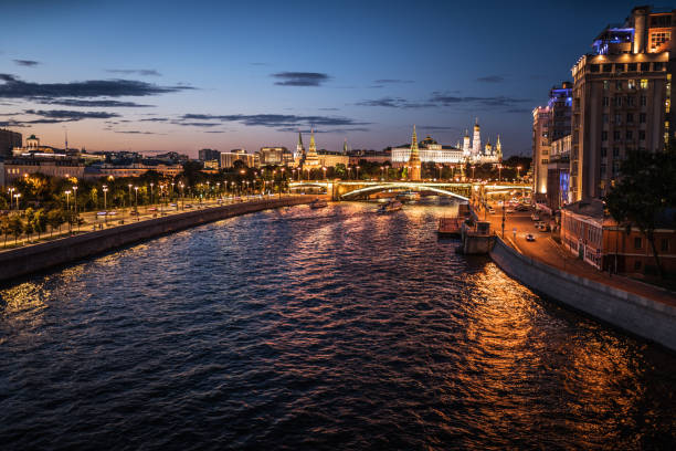 moskau bei nacht - moscow russia russia river panoramic stock-fotos und bilder