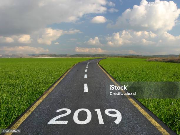 Inicio De Carretera Año Nuevo 2019 Foto de stock y más banco de imágenes de Libertad - Libertad, 2019, Negocio