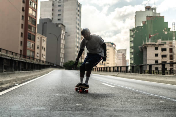 скейтбординг человек образ жизни в миньокао, сан-паулу, бразилия - skateboarding skateboard extreme sports sport стоковые фото и изображения
