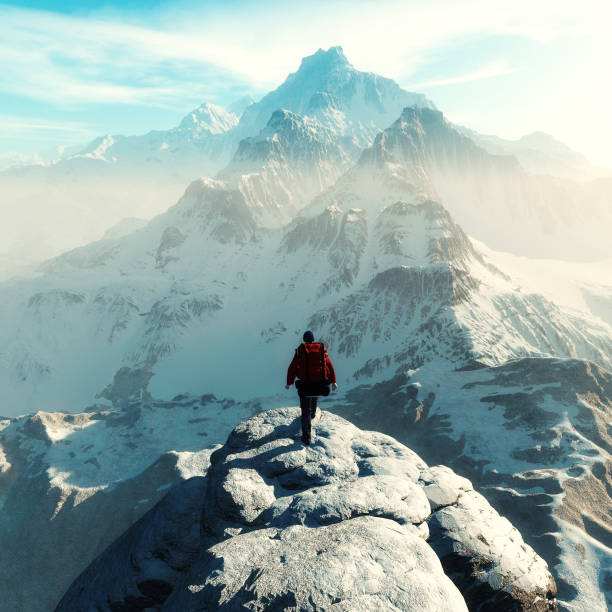 imagen conceptual de un excursionista de hombre con mochila delante de una montaña - high peaks fotografías e imágenes de stock