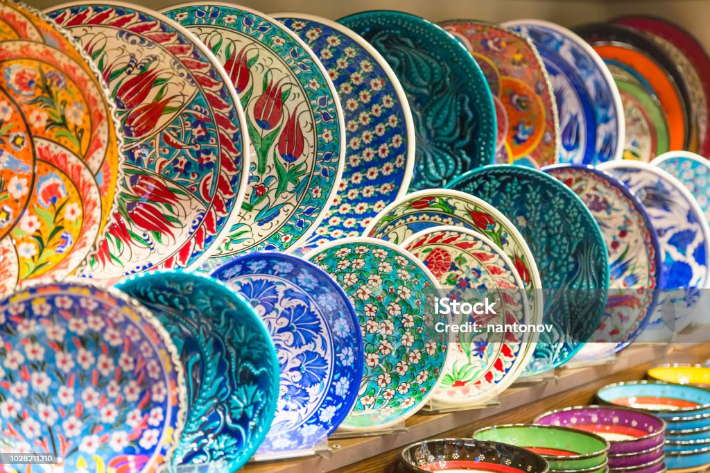Piatti Colorati In Ceramica Tradizionale Turca Classica Al Gran Bazar Di  Istanbul Istanbul Souvenir In Turchia - Fotografie stock e altre immagini  di Arabesco - Stili - iStock