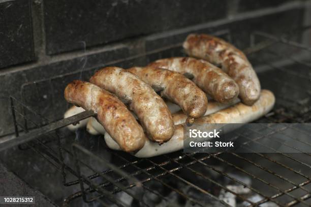 Foto de Salsichas Na Churrasqueira e mais fotos de stock de Almoço - Almoço, Assado, Assado - Prato Principal