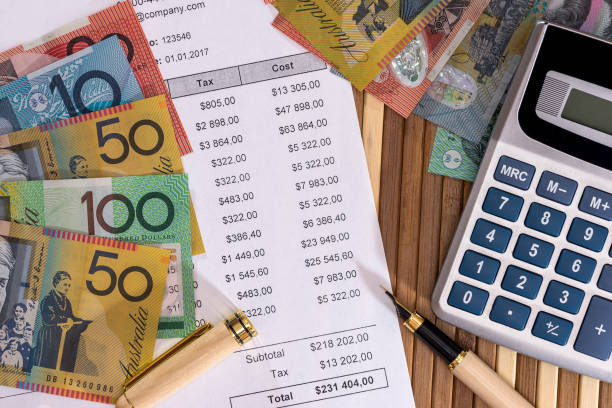 dólares australianos con calculadora y orden de compra - bill bank statement calculator banking document fotografías e imágenes de stock