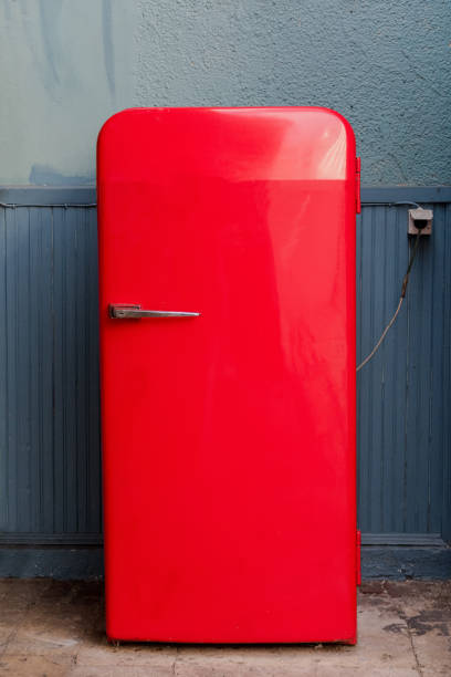 antiga geladeira vermelha - door old fashioned old closed - fotografias e filmes do acervo