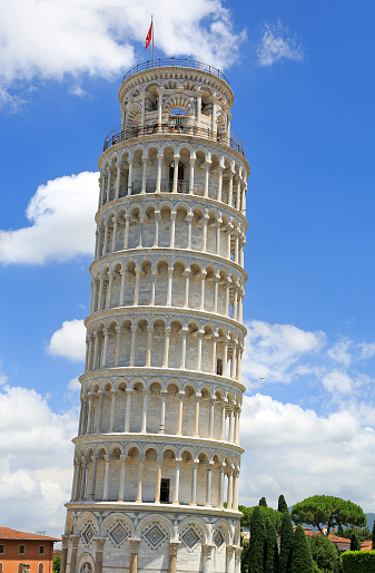 The leaning tower of Pisa on a sunny day
