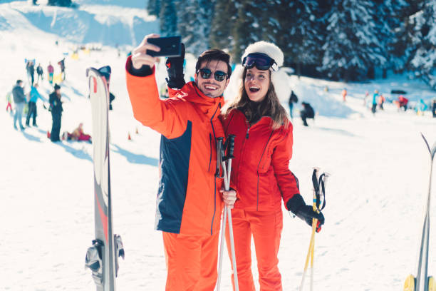 스키 휴가에 커플 복용 selfie - romance skiing ski resort couple 뉴스 사진 이미지