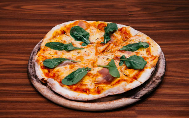 パルマ産ハムとバジルのマルゲリータ ・ ピザ - pizza homemade margharita pizza parma ham ストックフォトと画像