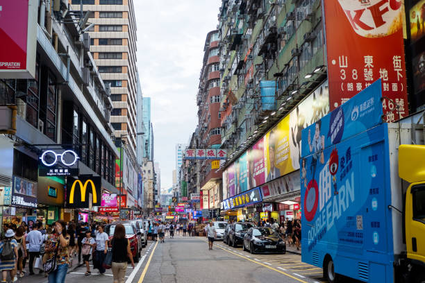 molti negozi presso mongkok street landmarks di hong kong per lo shopping. - lightbox full body men foto e immagini stock