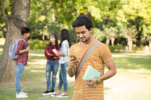 étudiant avec livre plein air - stock image - smart casual outdoors friendship happiness photos et images de collection