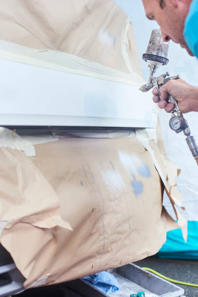 istock Spray painting damge on car 1028281126