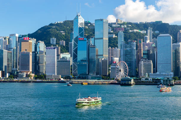 paysage urbain de hong kong  - ferry terminal photos et images de collection