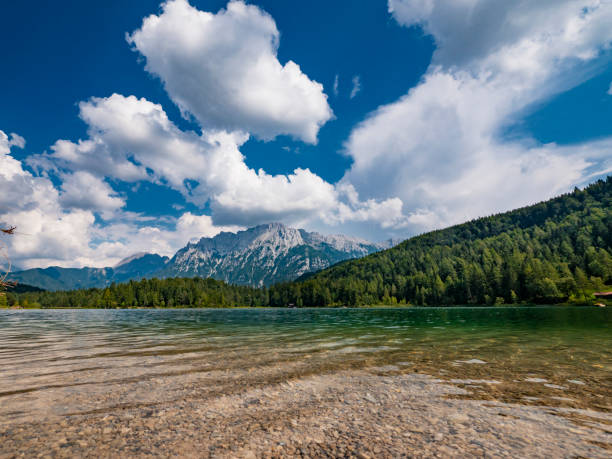 ミッテンヴァルト バイエルン アルプスのドイツにある lautersee 湖 - lautersee lake ストックフォトと画像