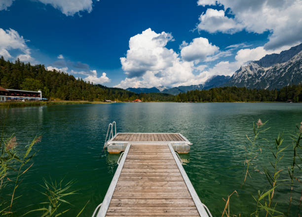 lago lautersee nelle alpi bavaresi di mittenwald germania - lautersee lake foto e immagini stock