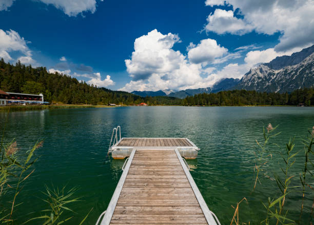 ミッテンヴァルト バイエルン アルプスのドイツにある lautersee 湖 - lautersee lake ストックフォトと画像