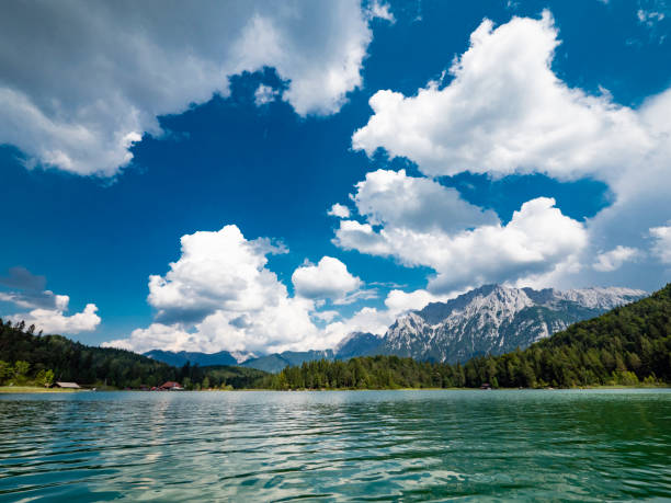 lago lautersee nelle alpi bavaresi di mittenwald germania - lautersee lake foto e immagini stock