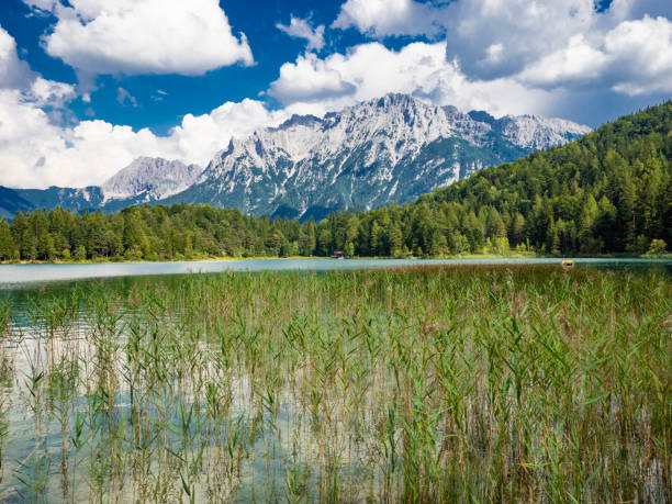 ミッテンヴァルト バイエルン アルプスのドイツにある lautersee 湖 - lautersee lake ストックフォトと画像